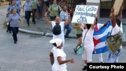 Damas de Blanco protestan antes de ser arrestadas en su sede nacional en el barrio de Lawton, La Habana. Foto de archivo A. Moya.