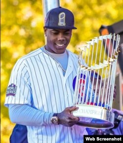 Aroldis Chapman sostiene el trofeo ganado por los Cubs de Chicago tras ganar la Serie Mundial.