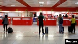 Pasajeros esperan la salida en el Aeropuerto Internacional José Martí de La Habana. (REUTERS/Stringer)