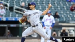 El pitcher cubanoamericano Gio González, de los Cerveceros de Milwaukee. (Wendell Cruz-USA TODAY Sports)