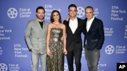 De izq. a der. Edgar Ramírez, Penélope Cruz y Wagner Moura junto al director Olivier Assayas. en la premiere en New York . Evan Agostini/Invision/AP