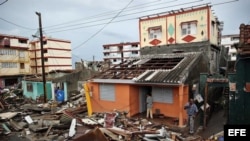 Cubanos se recuperan hoy, miércoles 5 de octubre de 2016, de los destrozos y estragos causados por el paso del huracán Matthew en Baracoa, provincia de Guantánamo (Cuba).