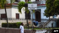 Tribunal Municipal de 10 de Octubre, donde son juzgados varios manifestantes del 11 de julio, entre ellos menores de edad. (YAMIL LAGE / AFP)