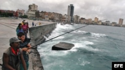 Pescadores cubanos en el Malecón.