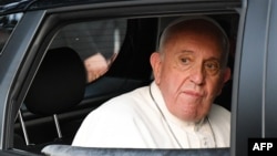 El Papa francisco sale del edificio de Cáritas en Rabat, Marruecos, el sábado 30 de marzo de 2019.