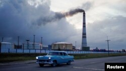 Un auto pasa frente a una termoeléctrica en Santa Cruz del Norte, Cuba. REUTERS/Alexandre Meneghini