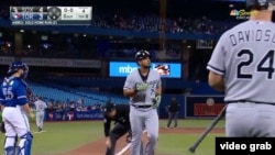 José Abreu pisa el plato tras su jonrón decisivo en el octavo frente a los Azulejos de Toronto.