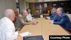 Raúl Castro recibe a Igor Sechin en La Habana