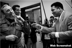 De izq. a der. Fidel Castro, Teófilo Stevenson y Muhammad Ali en Cuba en 1996.