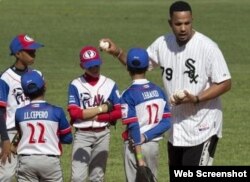 José Abreu con niños cubanos.