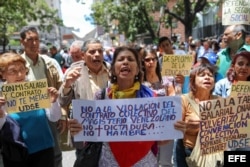 Trabajadores venezolanos protestan por medidas económicas de Maduro.