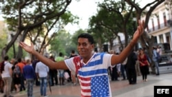 Un hombre posa con una camiseta con las banderas de Cuba y EEUU en el Paseo del Prado de La Habana (Cuba).