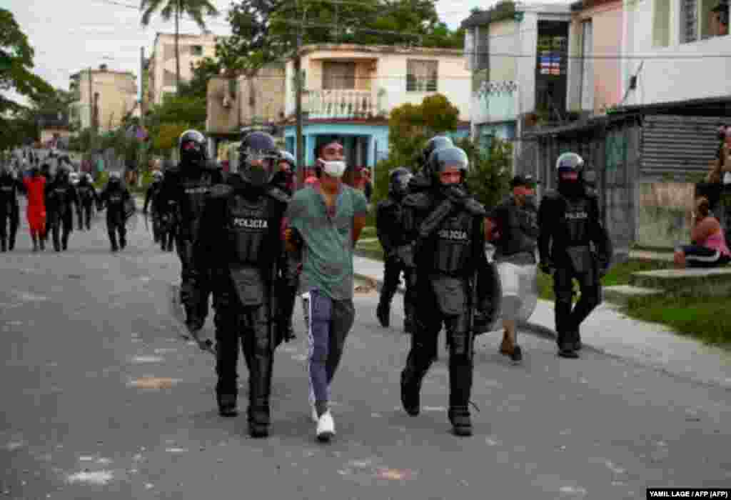 La polic&#237;a antidisturbios recorre las calles luego de una manifestaci&#243;n contra el gobierno de Miguel D&#237;az-Canel en el municipio de Arroyo Naranjo, La Habana el 12 de julio de 2021. 