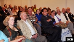 Asistentes a la presentación de la serie documental "La iglesia que creció con el exilio". Roberto Koltun, OCB.