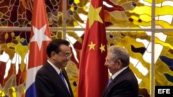 Raúl Castro y el primer ministro de China, Li Keqiang (i), participan en una ceremonia de firma de acuerdos.