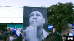 Una mujer sostiene el retrato de un joven muerto durante las protestas del pasado sábado en Nicaragua.