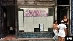 Mujeres conversan junto a las biografías de los candidatos a delegados municipales del Poder Popular en La Habana. (Archivo)