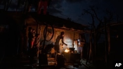 Una familia cubana cocina con leña en pleno apagón. Expertos señalan que la infraestructura de generación eléctrica en Cuba es obsoleta y en muchos casos resulta impracticable su reparación.