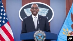 El secretario de Defensa de EEUU, Lloyd Austin, en conferencia de prensa en el Pentágono el 1 de febrero de 2024, en Washington, DC. (Foto AP/Kevin Wolf).