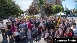 Participantes en el acto frente al Monumento a las Víctimas del Comunismo