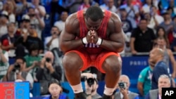 El luchador cubano Mijaín López hizo historia en París al conquistar su quinto oro olímpico consecutivo. (AP/Eugene Hoshiko)