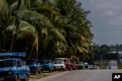 Una larga cola de autos para comprar gasolina.