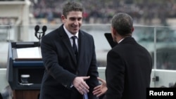 Barack Obama saluda al poeta Richard Blanco luego de su participación en la ceremonia inaugural de su Presidencia.