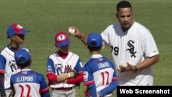 José Abreu impartió una clase práctica a niños cubanos en diciembre.