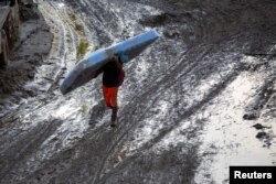 Un hombre carga un colchón tras el paso del huracán Otis cerca de Acapulco, México, 26 de octubre de 2023. REUTERS/Quetzalli Nicte-Ha