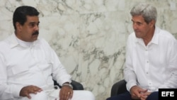 Fotografía cedida por el Palacio de Miraflores donde se observa al presidente de Venezuela, Nicolás Maduro (i), hablando con el secretario de Estado de Estados Unidos, John Kerry (d), hoy, lunes 26 de septiembre de 2016, en Cartagena (Colombia). Maduro y 