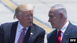 El presidente estadounidense Donald Trump (i) conversa con el primer ministro israelí Benjamin Netanyahu (d) a su llegada al aeropuerto de Ben Gurion a las afueras de Tel Aviv, Israel.