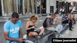 Muy cerca del Malecón: cubanos se conectan al wifi en La Rampa (Archivo/Havana Times)