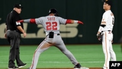 MLB All Stars leftfielder Juan Soto de los Washington Nationals durante un juego de exhibición con el equipo japonés Yomiuri Giants, en Tokio, en noviembre de 2018.