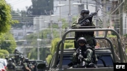 MEX27. GUADALAJARA (MÉXICO), 06/09/2012.- Integrantes del Ejército mexicano realizan una operación hoy, jueves 6 de septiembre de 2012, en la ciudad mexicana de Guadalajara, donde detuvieron a presuntos miembros del crimen organizado, cuyas identidades no