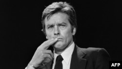 Alain Delon en un show d ela televisi[on francesa, en Paris, en 1981.