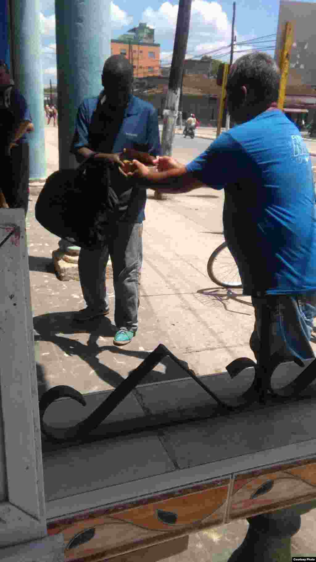 Colaboradores del Proyecto Capitán Tondique en la calles ofreciendo alimentos a los necesitados