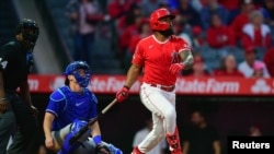 El segunda base de Los Angeles Angels, Luis Rengifo, conecta un jonrón en un juego contra Los Angeles Dodgers en el Angel Stadium, California. Gary A. Vasquez-USA TODAY Sports vía Reuters.