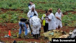 Levantamiento de los cuerpos en el lugar del accidente aéreo de La Habana. 