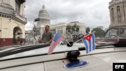 El capitolio cubano desde el interior de un auto clásico