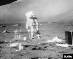 El astronauta Harrison H. Schmitt anclando el módulo de geófonos con una bandera durante la primera actividad extravehicular (EVA) del Apolo 17 en el sitio de alunizaje en Taurus-Littrow.