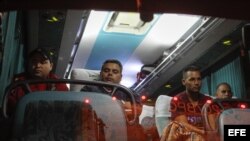 Cubanos en tránsito hacia EEUU viajan en un autobús en el paso por la frontera La Hachadura, entre Guatemala y El Salvador (13 de enero, 2016).