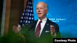 El presidente Joe Biden habla en la apertura de la cumbre climática virtual, desde la Casa Blanca, el jueves, 22 de abril del 2021. (AP Foto/Evan Vucci).