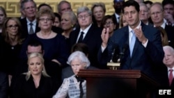 Paul Ryan en la capilla ardiente en el Capitolio