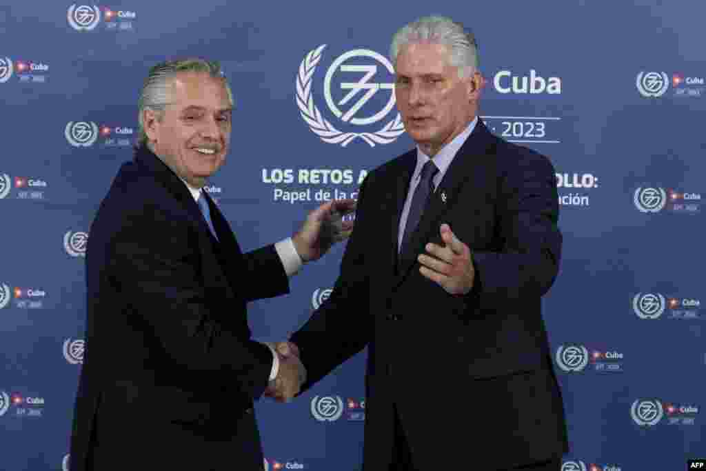 El presidente argentino, Alberto Fernández (izq.), es recibido por&nbsp; Miguel Díaz Canel, a su llegada al Centro de Convenciones de La Habana el 15 de septiembre de 2023.&nbsp;(Photo by Yamil LAGE / POOL / AFP