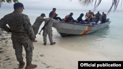 Infantes de Marina colombianos reciben a seis migrantes cubanos que fueron abandonados por coyotes en Cayo Pescador, cerca de San Andrés (Armada Nacional).