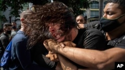 Policías vestidos de civil detienen a un manifestante en La Habana el 11 de julio de 2021. (AP Photo/Ramón Espinosa, File).