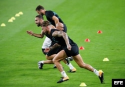 Sergio Ramos (frente) del Real Madrid participa en un entrenamiento en Miami, FL.