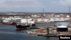 Petroleros de crudo atracados en la terminal PDVSA de la Refinería de Petróleo Isla en Willemstad, en la isla de Curazao. (Reuters/Henry Romero/Archivo)