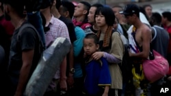 Migrantes en Panamá a la espera de ir en barco a Lajas Blancas, tras cruzar, caminando, el Tapón de Darién, el 7 de mayo de 2023. (AP/Natacha Pisarenko).