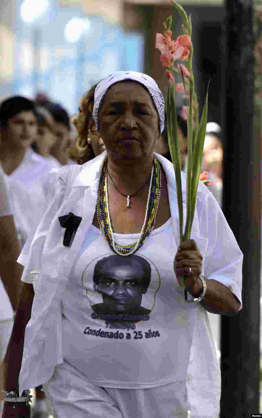 La madre de Zapata Tamayo en una marcha de las Damas de Blanco en marzo de 2010, vistiendo una camiseta con el rostro de su hijo.REUTERS/Desmond Boylan